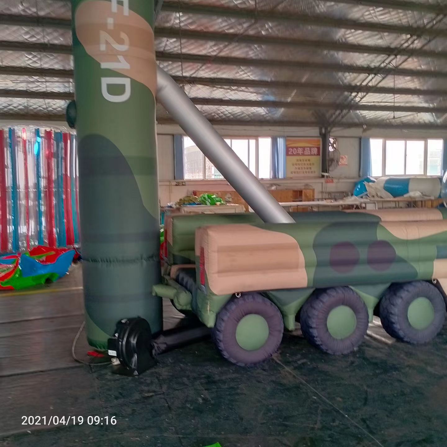 镇宁军事演习中的充气目标车辆：模拟发射车雷达车坦克飞机